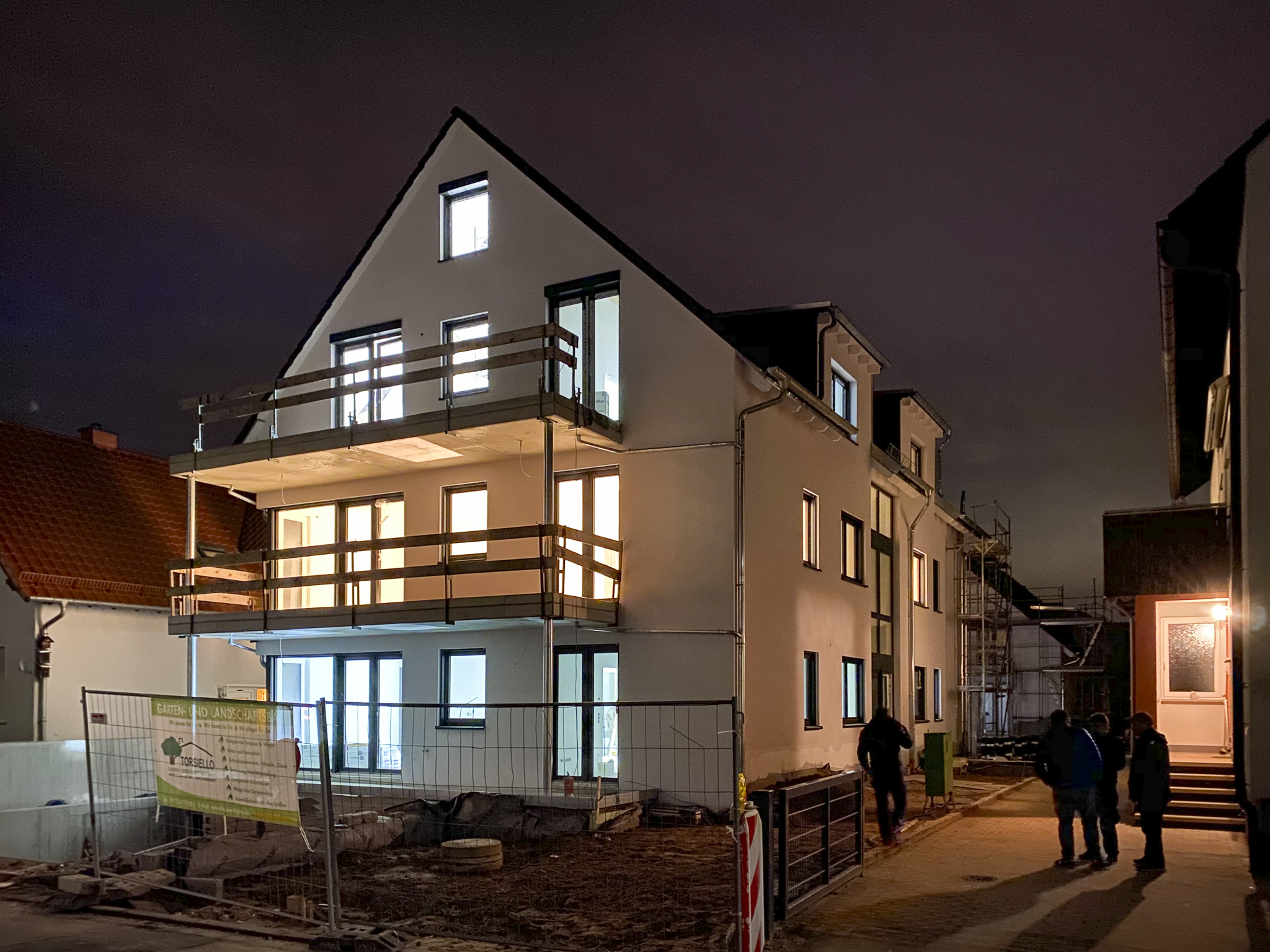 Bild 5: Mehrfamilienhaus am Abend